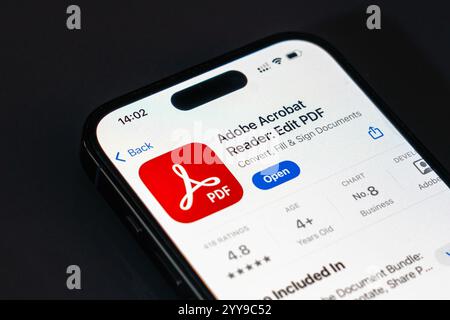 New York, USA – 20. Dezember 2024: Die Adobe Acrobat App wird auf dem Smartphone-Bildschirm mit Logo angezeigt. Mobile Anwendung zum Bearbeiten und Verwalten von PDF Stockfoto