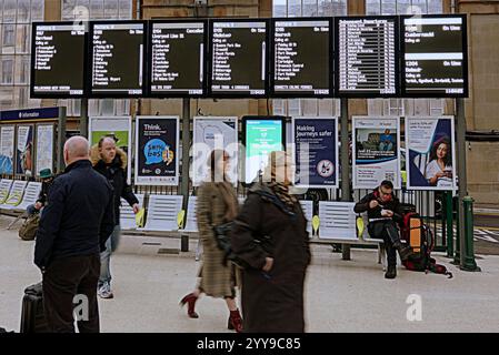 Glasgow, Schottland, Großbritannien. Dezember 2024. Am Weihnachtsbahnhof waren verrückte Freitagpassagiere, die an einem Kurzurlaub für den Urlaub im zentralen Starion beteiligt waren. Credit Gerard Ferry /Alamy Live News Stockfoto