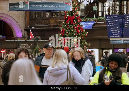 Glasgow, Schottland, Großbritannien. Dezember 2024. Am Weihnachtsbahnhof waren verrückte Freitagpassagiere, die an einem Kurzurlaub für den Urlaub im zentralen Starion beteiligt waren. Credit Gerard Ferry /Alamy Live News Stockfoto