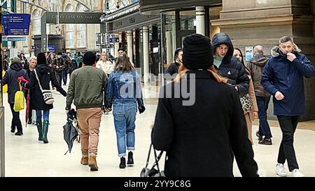 Glasgow, Schottland, Großbritannien. Dezember 2024. Am Weihnachtsbahnhof waren verrückte Freitagpassagiere, die an einem Kurzurlaub für den Urlaub im zentralen Starion beteiligt waren. Credit Gerard Ferry /Alamy Live News Stockfoto