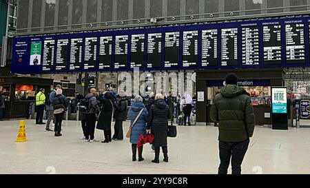 Glasgow, Schottland, Großbritannien. Dezember 2024. Am Weihnachtsbahnhof waren verrückte Freitagpassagiere, die an einem Kurzurlaub für den Urlaub im zentralen Starion beteiligt waren. Credit Gerard Ferry /Alamy Live News Stockfoto