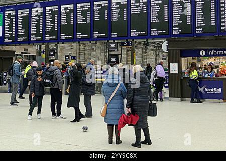 Glasgow, Schottland, Großbritannien. Dezember 2024. Am Weihnachtsbahnhof waren verrückte Freitagpassagiere, die an einem Kurzurlaub für den Urlaub im zentralen Starion beteiligt waren. Credit Gerard Ferry /Alamy Live News Stockfoto