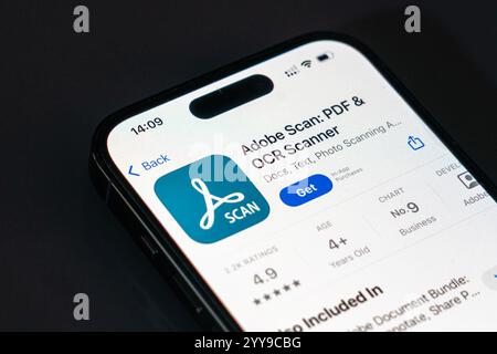 New York, USA – 20. Dezember 2024: Adobe Scan App wird auf dem Smartphone-Bildschirm mit Logo angezeigt. Mobile Anwendung zum Scannen, Konvertieren und Verwalten Stockfoto