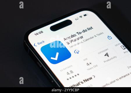 New York, USA – 20. Dezember 2024: Any.Do-App wird auf dem Smartphone-Bildschirm mit Logo angezeigt. Aufgabenverwaltung und To-do-Listen-Anwendung für Personal und Stockfoto