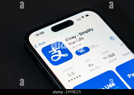New York, USA – 20. Dezember 2024: Die Alipay-App wird auf dem Smartphone-Bildschirm mit Logo angezeigt. Digitale Zahlungsanwendung für sichere Transaktionen und Online Stockfoto