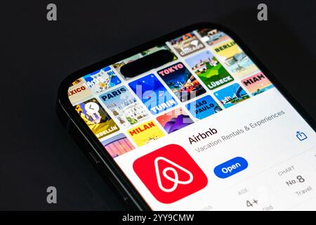 New York, USA – 20. Dezember 2024: Airbnb-App wird auf dem Smartphone-Bildschirm mit Logo angezeigt. Reiseanwendung mit Kurzzeitvermietung und einmalig Stockfoto