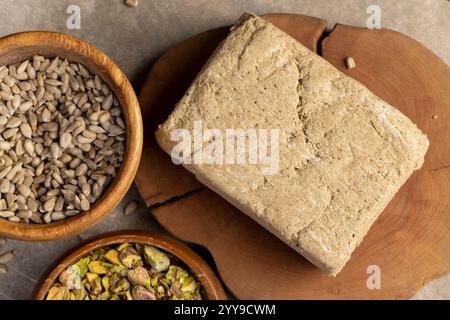 halva aus Sonnenblumenkernen Nahaufnahme, Nahaufnahme Dessert aus gebratenen Sonnenblumenkernen Stockfoto