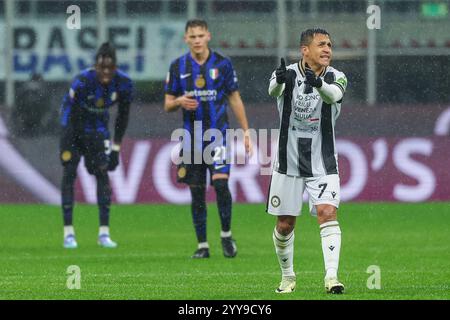 Mailand, Italien. Dezember 2024. Alexis Sanchez von Udinese Calcio reagiert beim Coppa Italia 2024/25 Fußballspiel zwischen dem FC Internazionale und Udinese Calcio im San Siro Stadium Credit: Independent Photo Agency/Alamy Live News Stockfoto