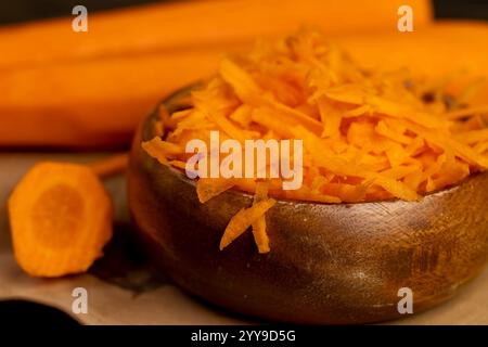 Süße reife OrangenKarotten, geschält, gewaschen und in kleine Stücke gerieben Stockfoto