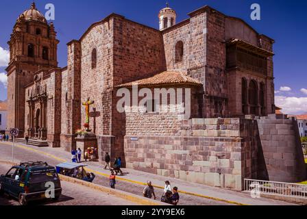 Cuzco, Peru, 6. Mai 2009: Historische Harmonie: Die Qutikancha-Ruinen im Alltag Cuzcos Stockfoto