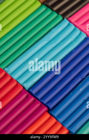 Plastilin in verschiedenen Farben zur Modellierung von Nahaufnahmen, ein einfaches farbiges Plastilin, das in der Kinderkreation verwendet wird Stockfoto