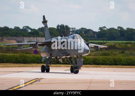 2005. Sepecat Jaguar GR3 von der No 41 Squadron bei der RAF Coltishall startet von der RAF Waddington, Lincolnshire, England Stockfoto