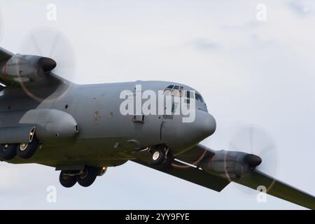 2005, Nahaufnahme des Cockpits und Piloten, Royal Air Force, RAF, Lockheed Hercules C130J Transportflugzeug auf Landanflug. ZH888, in grauem Farbschema Stockfoto