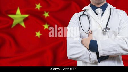 Männlicher Arzt mit Stethoskop auf China-Flagge. Doktor hält Stethoskop an chinesischer Flagge Stockfoto