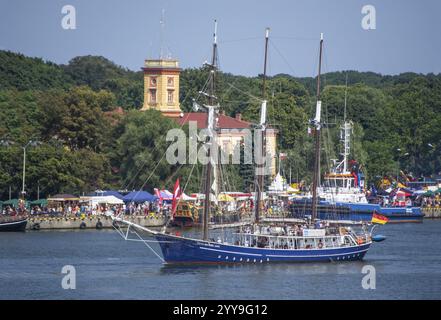 Der Dreimastschoner Santa Barbara Anna segelt auf der Swina in Swinoujscie, Westpommern, Polen, Osteuropa, Europa Stockfoto