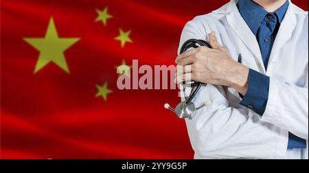 Doktor mit Stethoskop auf China-Flagge. Doktor hält Stethoskop an China-Flagge Stockfoto