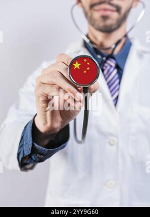 China Kranken- und Krankenversicherungskonzept. Chinesisches Gesundheitssystem, Arzt hält Stethoskop Stockfoto