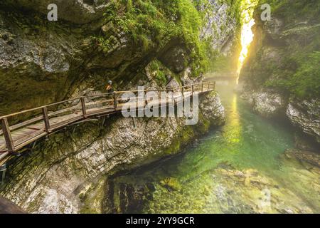 Weibliche Touristen spazieren auf einem Holzweg in der vintgar-Schlucht, slowenien, und bewundern den atemberaubenden Fluss radovna an einem Sommertag Stockfoto