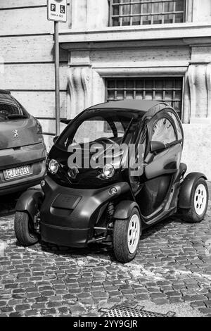 Rom, Italien - 7. April 2019: Das Modell Renault Twizy ZE parkt in einer Straße in Rom, Italien. Stockfoto