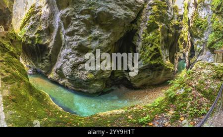 Atemberaubender Blick auf die Schluchten von tolmin mit dem kristallklaren, smaragdgrünen Fluss soca, der durch eine enge Schlucht im Nationalpark triglav in slowenien fließt Stockfoto