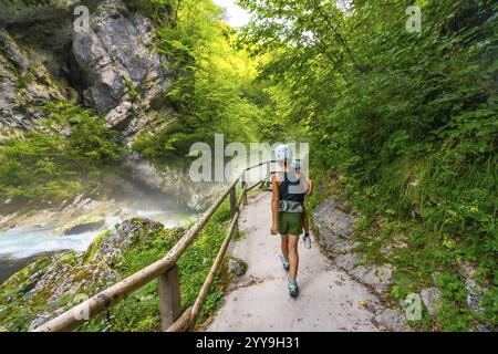 Touristen wandern auf einem Pfad entlang des Flusses radovna in der Schlucht vintgar und genießen die malerische Schönheit des Canyons in der Nähe von Bled, slowenien Stockfoto