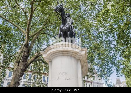 Bronze-Reiterstatue auf einem hohen Sockel umgeben von grünen Bäumen in einem urbanen Park, London, England, 20. Juli 2023 Stockfoto