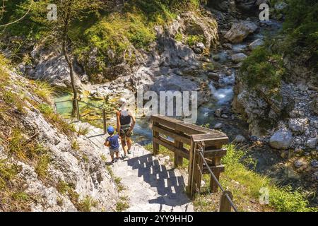 Mutter und ihr Sohn genießen einen Sommertag in der malerischen tolmin-Schlucht in slowenien Stockfoto