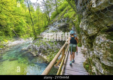 Mutter und Kind genießen eine Wanderung durch die malerische vintgar-Schlucht in der Nähe von Bled, slowenien, auf einem hölzernen Fußweg über einem klaren, türkisfarbenen Fluss Stockfoto