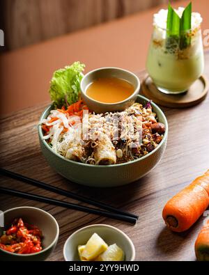 Traditionelles vietnamesisches Cơm Tấm (Bruchreis) Gericht serviert mit gegrilltem Schweinekotelett, Spiegelei, gedämpftem Schweinefleisch, geriebenem Schweinefleisch, eingelegtem Gemüse, Stockfoto