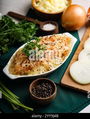 Traditionelles vietnamesisches Cơm Tấm (Bruchreis) Gericht serviert mit gegrilltem Schweinekotelett, Spiegelei, gedämpftem Schweinefleisch, geriebenem Schweinefleisch, eingelegtem Gemüse, Stockfoto