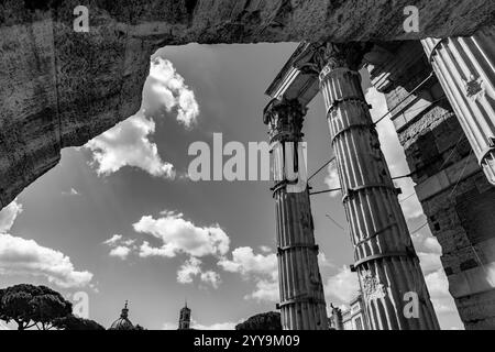 Trajans Markt ist ein großer Ruinenkomplex in Rom, Italien, der sich an der Via dei Fori Imperiali befindet, am gegenüberliegenden Ende des Kolosseums. Stockfoto