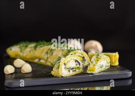 Gebackene Kartoffelbrötchen mit Hüttenkäse, Füllung mit Knoblauch und Pilzen, isoliert auf schwarzem Hintergrund. Stockfoto