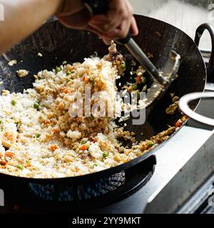 Traditionelles vietnamesisches Cơm Tấm (Bruchreis) Gericht serviert mit gegrilltem Schweinekotelett, Spiegelei, gedämpftem Schweinefleisch, geriebenem Schweinefleisch, eingelegtem Gemüse, Stockfoto