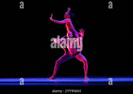 New York, USA. Dezember 2024. Alvin Ailey Dance Theater Probe von Elisa Monte im New York City Center. Die Tänzer Yannick Lebrun und Jacquelin Harris. Quelle: M. Stan Reaves/Alamy Live News Stockfoto