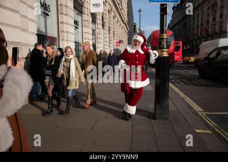 UK. Dezember 2024. Der Weihnachtsmann (Vaterweihnachten) wird heute vor den Weihnachtsfeiertagen auf Piccadilly gegenüber dem RITZ gesichtet. Quelle: Jeff Gilbert/Alamy Live News Stockfoto