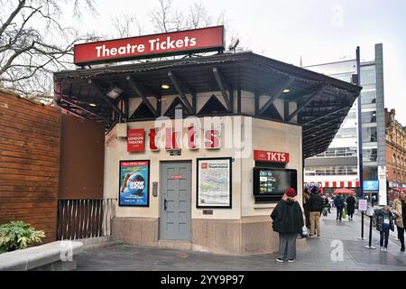 LONDON, GROSSBRITANNIEN. Dezember 2024. Fotoruf: Die Clowns der Slava Snow Show, die dieses Weihnachten im Londoner West End auftreten werden, besuchten den TKTS-Ticketschalter am Leicester Square. Das Stück wird vom 18. Dezember bis 12. Januar 2025 im Harold Pinter Theatre im Londoner West End aufgeführt. (Foto von 李世惠d/siehe Li/Picture Capital) Credit: Siehe Li/Picture Capital/Alamy Live News Stockfoto