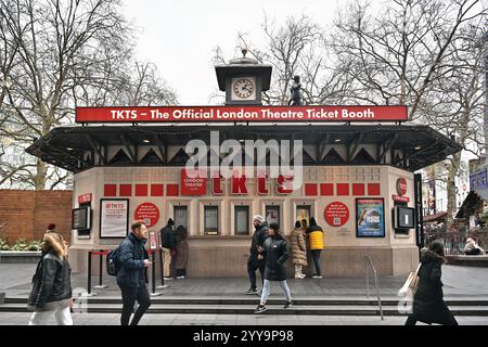 LONDON, GROSSBRITANNIEN. Dezember 2024. Fotoruf: Die Clowns der Slava Snow Show, die dieses Weihnachten im Londoner West End auftreten werden, besuchten den TKTS-Ticketschalter am Leicester Square. Das Stück wird vom 18. Dezember bis 12. Januar 2025 im Harold Pinter Theatre im Londoner West End aufgeführt. (Foto von 李世惠d/siehe Li/Picture Capital) Credit: Siehe Li/Picture Capital/Alamy Live News Stockfoto