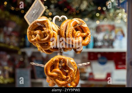 Salzbrezeln zum Verkauf auf einem Weihnachtsmarkt in Colmar Frankreich Stockfoto