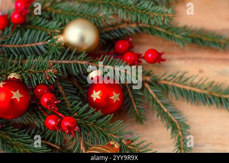 Silvester-Hintergrund aus Holz mit einem Weihnachtsbaumzweig und eingerahmt von Silvester-Kugeln. Hochwertige Fotos Stockfoto