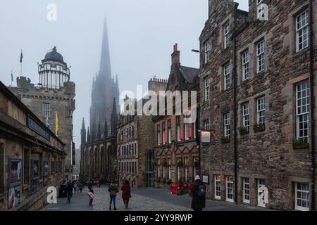 Castlehill Road in der Royal Mile in Edinburgh in Schottland, Großbritannien. Historische Altstadt an nebeligen Tagen, Blick in Richtung Tolbooth Kirk (The Hub). Stockfoto