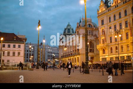 Prag, Tschechische Republik - 11. Oktober 2024: Touristen Schlendern Durch Die Pulsierenden Zentralen Straßen Des Nächtlichen Prag, Einem Der Aufregendsten Orte Europas Stockfoto