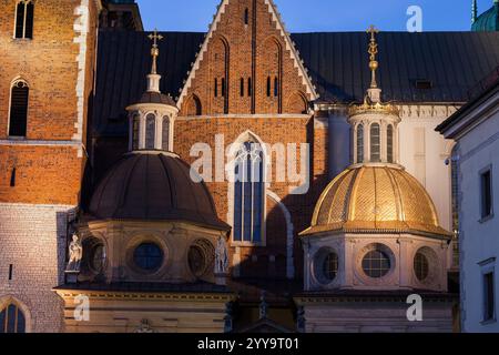 Kuppeln der Königlichen Wawel-Kathedrale, vergoldete Kuppel der Sigismund-Kapelle von 1533 (rechts) und die Wasa-Kapelle (links) in der Abenddämmerung in Krakau, Polen. Stockfoto