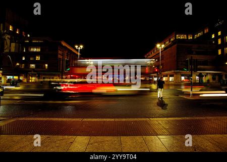 Ein Mann auf seinem Handy, kurz nachdem er eine Straße in Plymouth Devon überquert hat Stockfoto