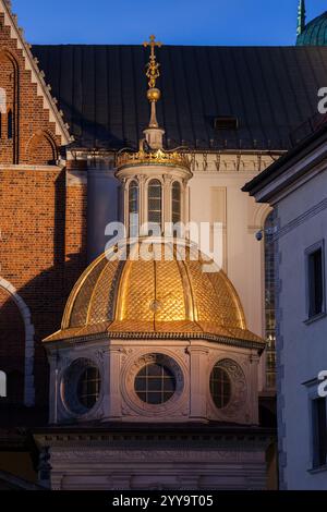 Vergoldete Kuppel der Sigismund-Kapelle der Königlichen Wawel-Kathedrale in der Abenddämmerung in Krakau, Polen. Grabkapelle für Mitglieder der Jagiellonen-Dynastie, Toskana Stockfoto