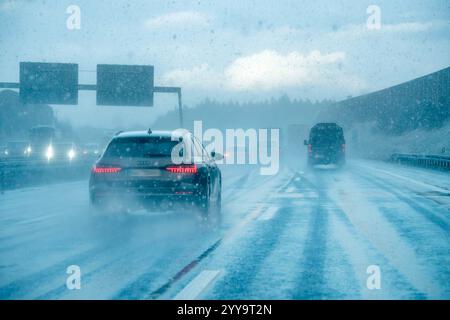 Schneetreiben und Straßenglätte auf der Autobahn A8, München-Salzburg, Wintereinbruch, Sauerlach, 20. Dezember 2024 Deutschland, Sauerlach bei München, 20. Dezember. Dezember 2024, Schneetreiben auf der Autobahn A8, München-Salzburg, Fahrbahn in Richtung Norden, Freitagnachmittag um 15 Uhr, Wintereinbruch, Temperatur ca. 1 Grad Celsius, kalt, Kälte, Verkehr am frühen Nachmittag, kurz vor Weihnachten, Winter, Winterwetter, Bayern *** Fahren von Schnee und rutschigen Straßen auf der Autobahn A8, München Salzburg, Beginn des Winters, Sauerlach, 20. Dezember, 2024 Deutschland, Sauerlach bei München, 20. Dezember 2024, Fahren Stockfoto