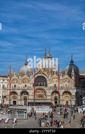 Markusdom in Venedig, Italien. Patriarchale Kathedrale Markusdom und Menschen auf dem Markusplatz - Piazza San Marco. Stockfoto