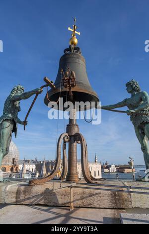 Die Glocke aus dem Jahr 1497 auf der Spitze des venezianischen Uhrenturms - Torre dell'Orologio in Venedig, Italien. Bronzestatuen der „Mauren“, die die Stunden prägen. Stockfoto