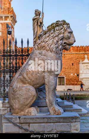 Der Löwe von Piräus im venezianischen Arsenal in Venedig, Italien. Antike griechische Skulptur 3 m hoch, aus weißem Pentelismarmor um 360 v. Chr. (480 v. Chr.) Stockfoto