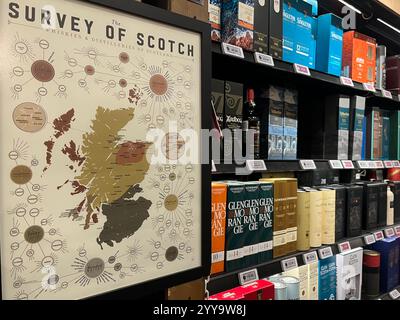 Whiskyregal und Scotch Whiskys und Destillerien Schottlands Karte im Metro-Einzelhandel, Bulgarien, Osteuropa, Balkan, EU Stockfoto