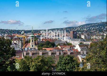 Wunderschöner Blick auf Budapest während des Tages bei sonnigem Wetter. Hochwertige Fotos Stockfoto